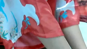 Задорная кокетка lantana приподнимает халатик