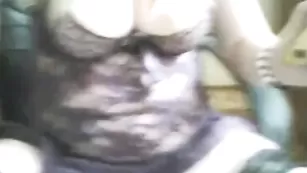 Толстая сука KiraLove мастурбирует бритую пизду