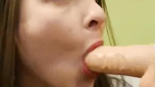 Смазливая куколка Grafinnya облизывает резиновый хер