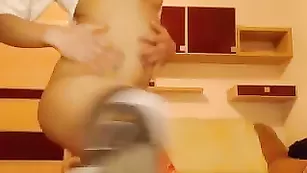 Знойная шлендра milashka099 дрочит анал фаллосом