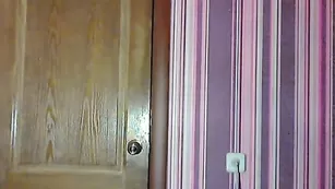 Эпичная дама KiraaSmileX наяривает бритые отверстия