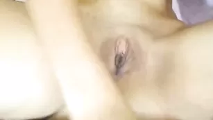 Строптивая бабенка alexamiro раздвигает половые губки