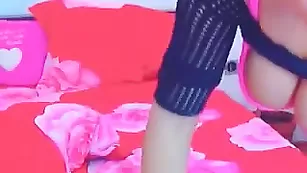 Обворожительная девка BarbyeKat ласкает анальное отверстие