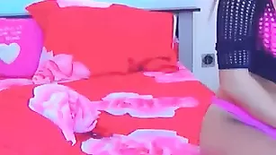 Обворожительная девка BarbyeKat ласкает анальное отверстие