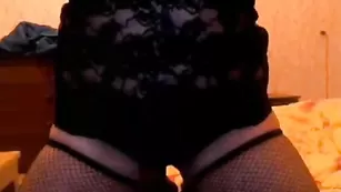 Грудастая курва sexcleopatra трахает бритые дырочки