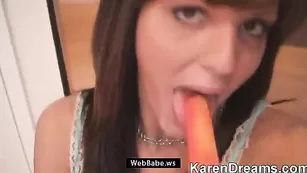 Зажигательная модель Karen трахает бритую пилотку