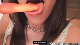 Зажигательная модель Karen трахает бритую пилотку