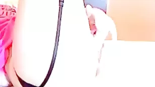 Пылкая самка Katti13 ласкает бритую письку