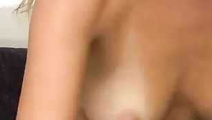 Загорелая худышка scarlette трахает оба отверстия