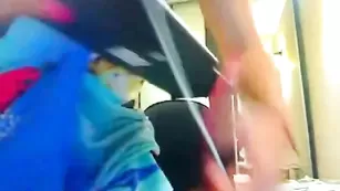 Татуированная шалава alanaBi принимает эротично душ