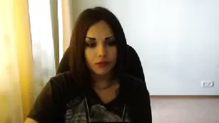 Привлекательная детка crazykatty ласкает свои прелести