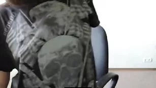 Привлекательная детка crazykatty ласкает свои прелести