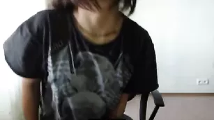 Привлекательная детка crazykatty ласкает свои прелести