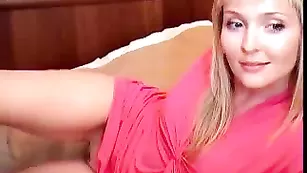 Роскошная блонда Mary смачно дрочит фаллосом