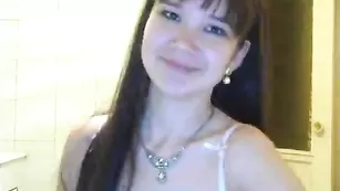 Черноволосая малышка xxnikaxxx наяривает вагинальное отверстие