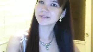 Черноволосая малышка xxnikaxxx наяривает вагинальное отверстие