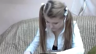 Молоденькая школьница merysimpson эротично ест банан