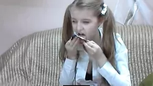 Молоденькая школьница merysimpson эротично ест банан