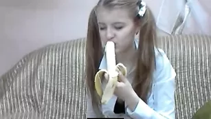 Молоденькая школьница merysimpson эротично ест банан
