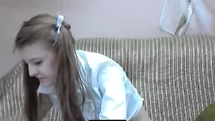 Молоденькая школьница merysimpson эротично ест банан