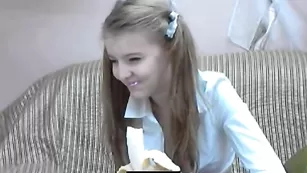 Молоденькая школьница merysimpson эротично ест банан