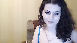 Красивая барышня Kleriss показывает бритую пизду