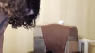 Красивая барышня Kleriss показывает бритую пизду