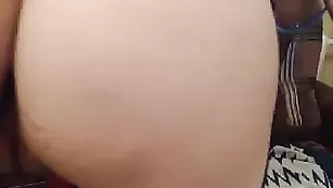 Красивая барышня Kleriss показывает бритую пизду