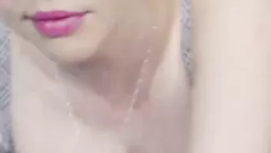 Замечательная шваль LyalyaXX трахает крупную попу