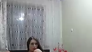 Роскошная путана MarishaArimova мастурбирует в привате