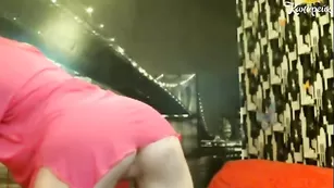 Сексуальная брюнетка nezlayazaya ласкает бритую пизду