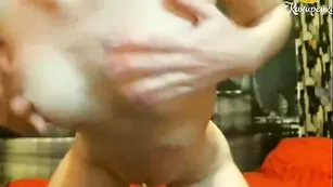 Сексуальная брюнетка nezlayazaya ласкает бритую пизду