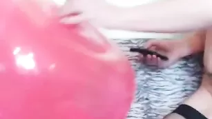 Блонда с крупными титьками Milo4ka мастурбирует вагину