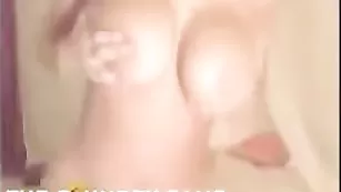 Пикантная сука Nicole ласкает огромные сиськи