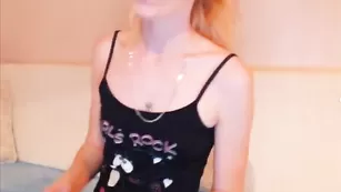 Рыженькая красотка vsegdaletta ласкает бритые дырочки