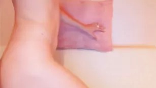 Рыженькая красотка vsegdaletta ласкает бритые дырочки