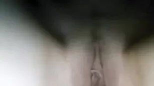 Строптивая девушка пальчиками мастурбирует пизду