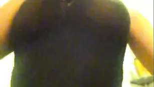 Озорная куколка Jenny ласкает большие сиськи в ванне