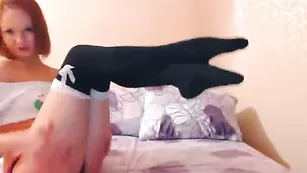 Рыжая шлендра Sasha_Flexy раздевается перед камерой