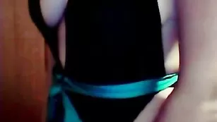 Смазливая телка kapriz2012 ласкает обвисшие сиськи