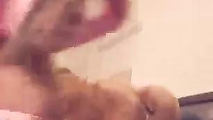 Длинноволосая Nicole зажигает в бесплатном чате