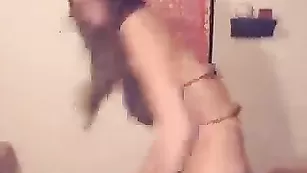 Длинноволосая Nicole зажигает в бесплатном чате