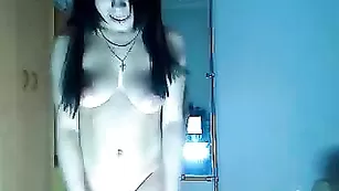 Сочная дамочка DarkLyrrrics красиво раздевается