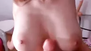 Обнаженная малышка Viviana7 заводит большими сиськами