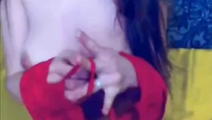 Взрослая кобыла Ericca дрочит оба отверстия