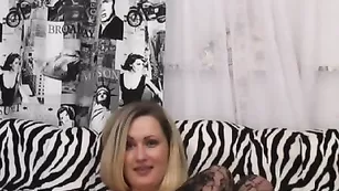 Блондиночка в чулочках Ingritt показывает свои прелести