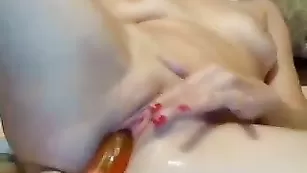 Симпатичная путана Naomi трахает пизду фаллосом