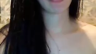 Симпатичная путана Naomi трахает пизду фаллосом