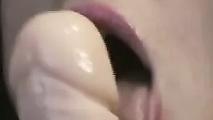 Потрясная сука SinFulDiva глотает резиновый пенис