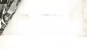 Жгучая брюнеточка varwara мастурбирует вагину